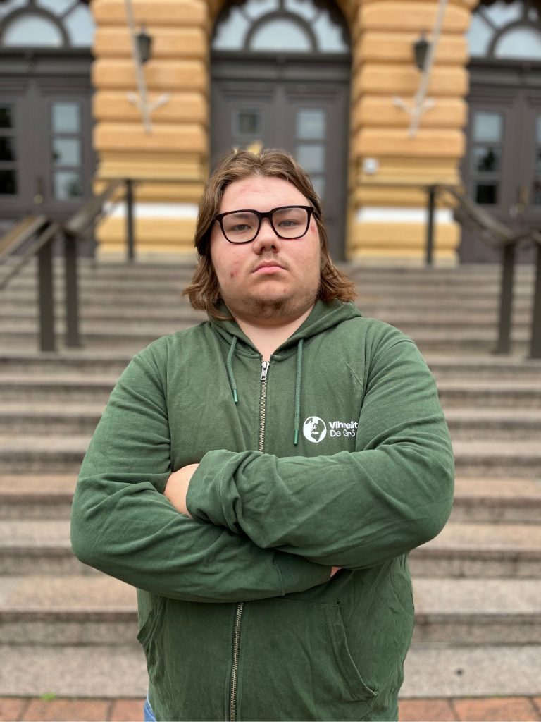 Antti Pikkarainen puolueen huppariin pukeutuneena.